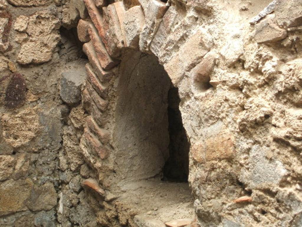 IX.3.13 Pompeii.   May 2005.  Niche.