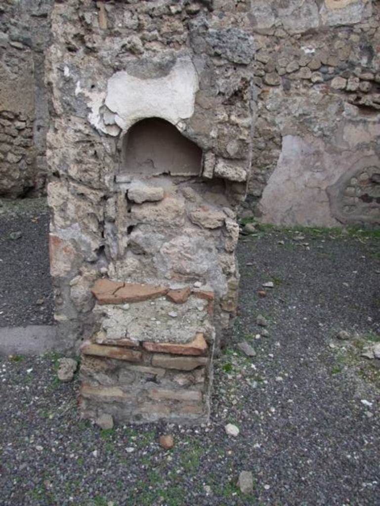 IX.3.14  Shop and dwelling house of C Catius Scithus.   December 2007. Niche and altar.