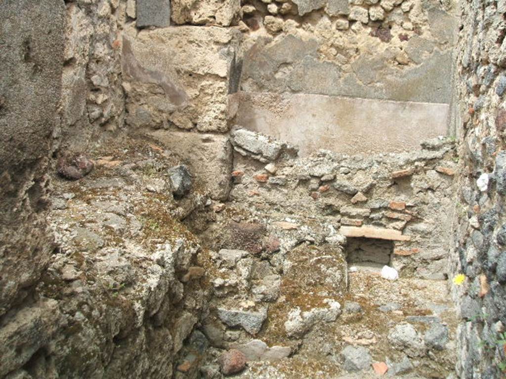 IX.3.14 Pompeii. May 2005. Hearth and water reservoir at north end of corridor.