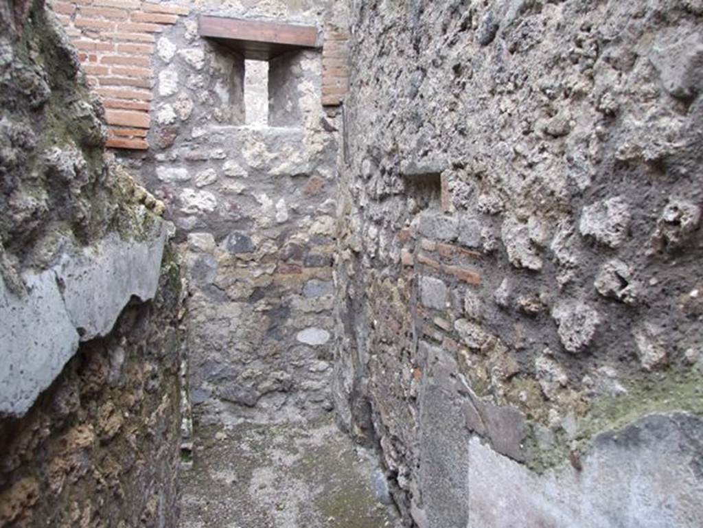 IX.3.17 Pompeii. March 2009. End of corridor. Latrine?