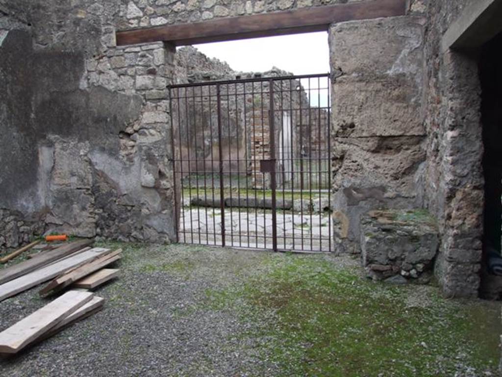 IX.3.19. Taberna T. Genialis. December 2007.  Room 10.  Looking south through entrance doorway.