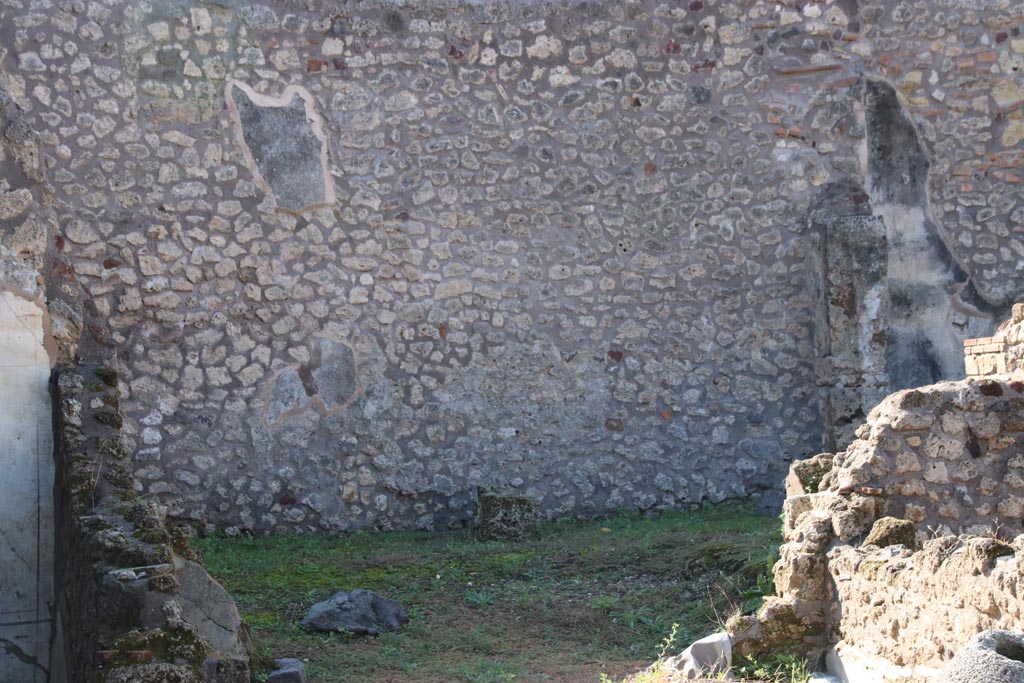 IX.3.21 Pompeii. October 2022. West wall. Photo courtesy of Klaus Heese. 

