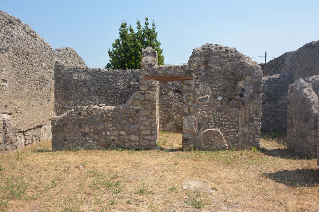 IX.3.23 Pompeii. July 2017. Looking south across yard c, with doorway to room i, in centre.
Foto Annette Haug, ERC Grant 681269 DÉCOR.

