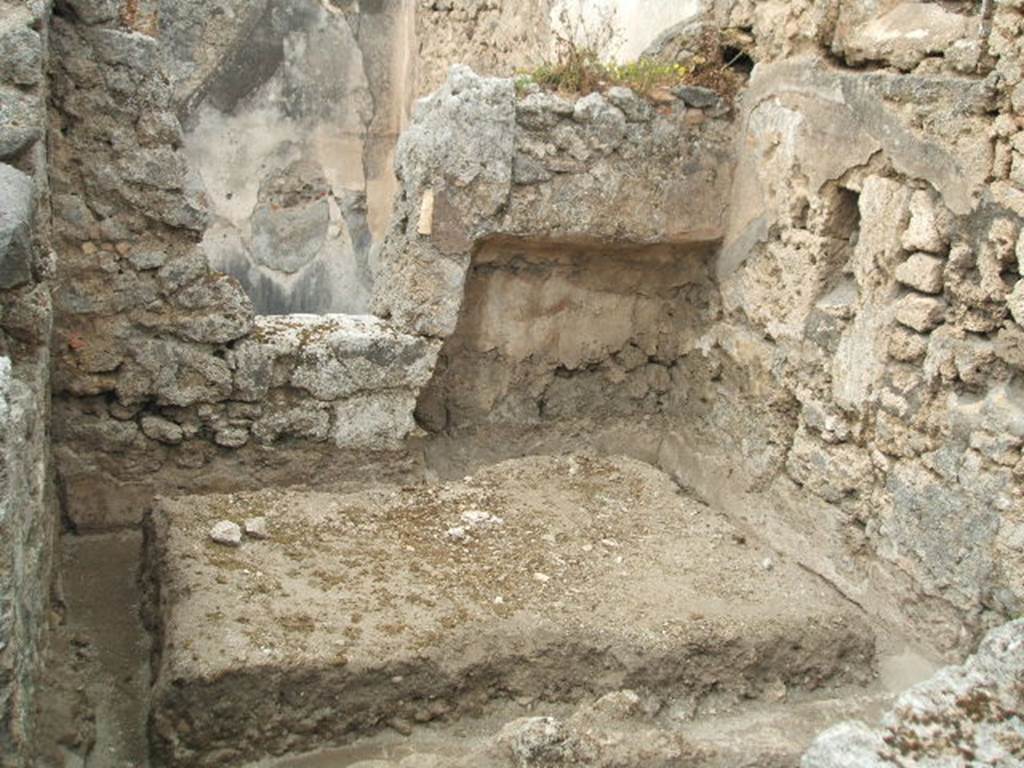 IX.3.25 Pompeii. May 2005. Looking west into site of cubiculum, at side of entrance corridor.