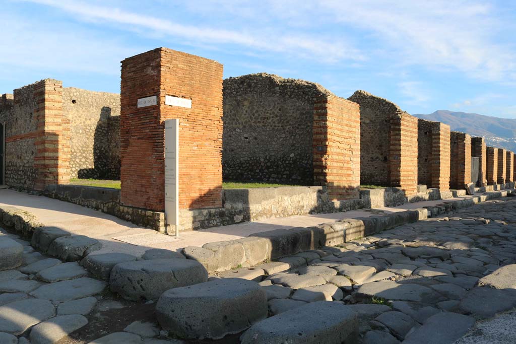 IX.4.22 Pompeii, on left, and IX.4.1, in centre. December 2018. 
Looking towards corner of junction with Via di Nola, on left, and Via Stabiana, on right. Photo courtesy of Aude Durand


