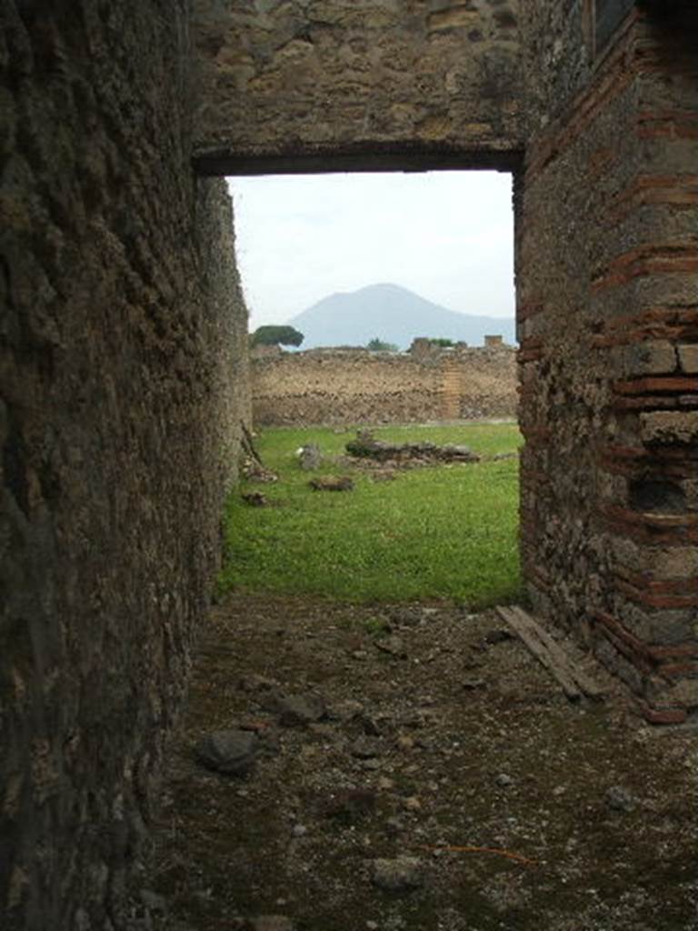 IX.4.10 Pompeii. May 2005. Looking north along corridor to palaestra �d�.


