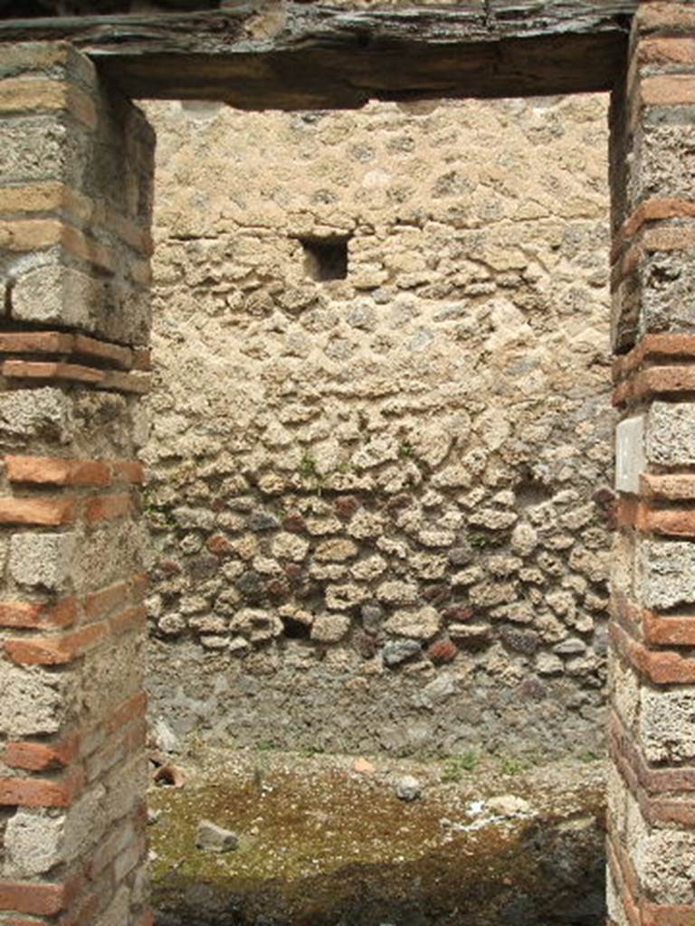 IX.4.12 Pompeii. May 2005. Entrance to room with three doorways. Looking north into middle doorway of room �w�.  