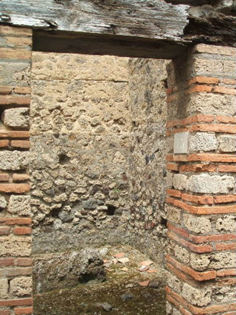 IX.4.13 Pompeii. May 2005. Entrance to room with three doorways. Looking north into doorway to room �w�, at eastern end.