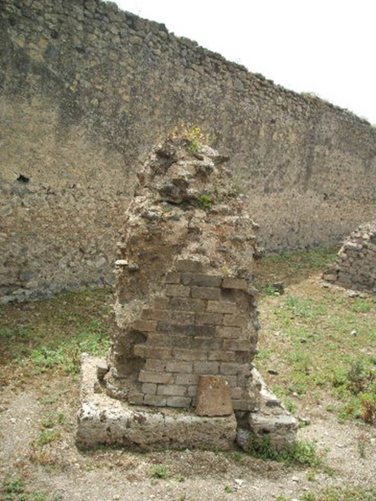 IX.4.15 Pompeii. May 2005. South-east corner of baths complex area "t", from doorway.
According to Mau,
�Another large pilaster (1,50 x 1,20) was in the SE corner; it being built of grey tufa cut to look like masonry bricks � construction  that in these baths was not found anymore - so it would seem possible that it might be the remains of an older buildings; as one recognises with great certainty the opening of a cistern, conserved between this pillar and the corner of the caldarium ["s"]�.  See BdI, 1878, (p253 of pages 251- 254) 
