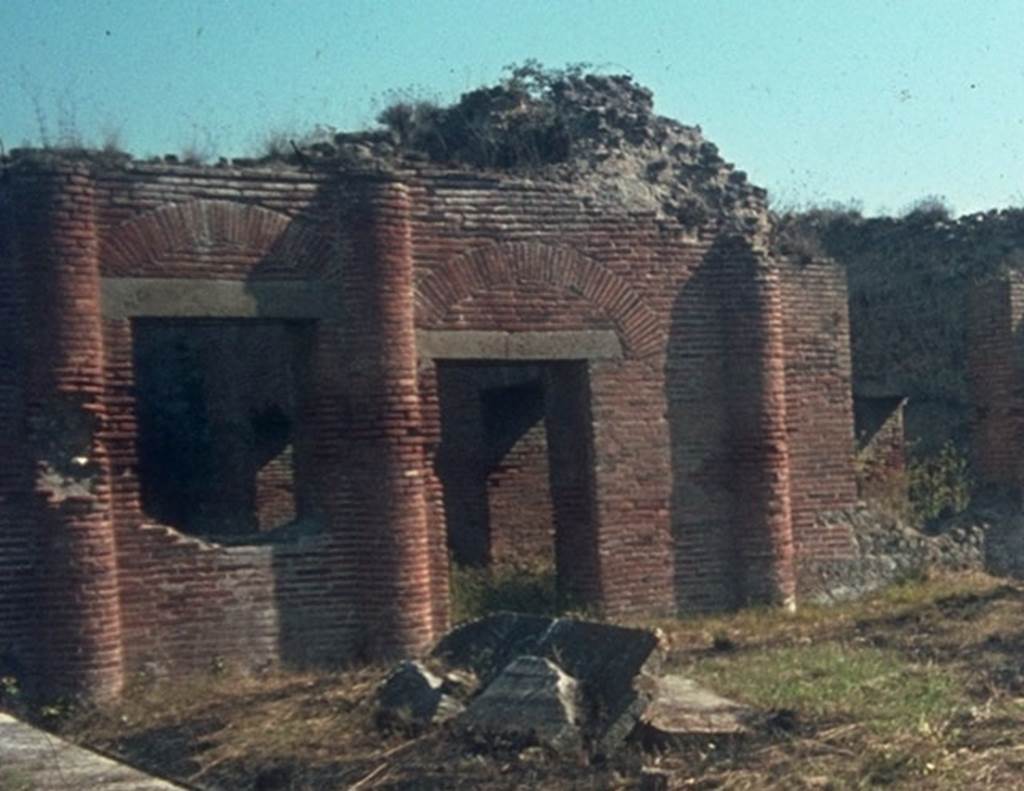 IX.4.18 Pompeii. Looking south-east. The doorway to the vestibule or apodyterium (changing room) “i”. Inside on the right are the two doors to the frigidarium or apodyterium “p”. Photographed 1970-79 by Günther Einhorn, picture courtesy of his son Ralf Einhorn.