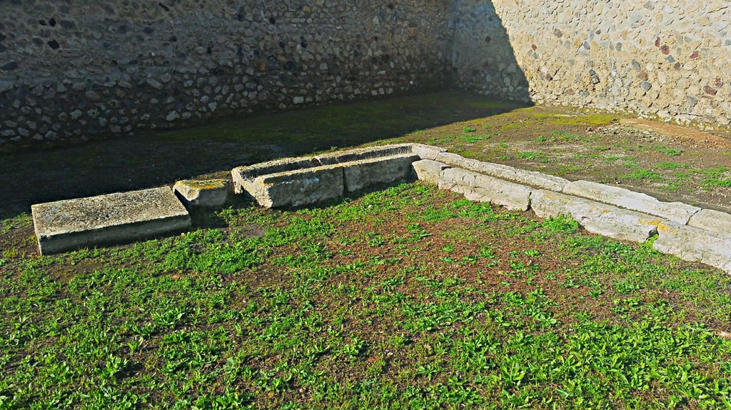 IX.4.18 Pompeii. December 2019. Palaestra “d”, detail from north-west corner. Photo courtesy of Giuseppe Ciaramella.

