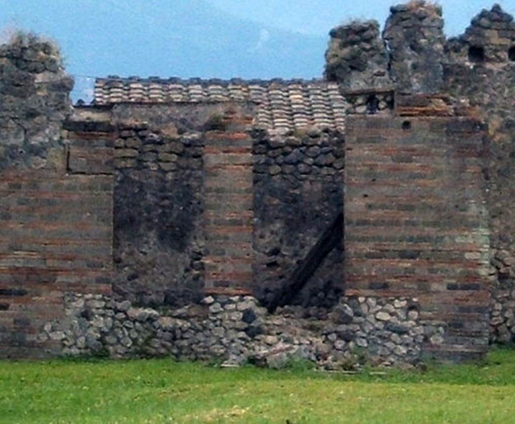 IX.4.18 Pompeii. May 2005. Changing room “f” on south side of baths.