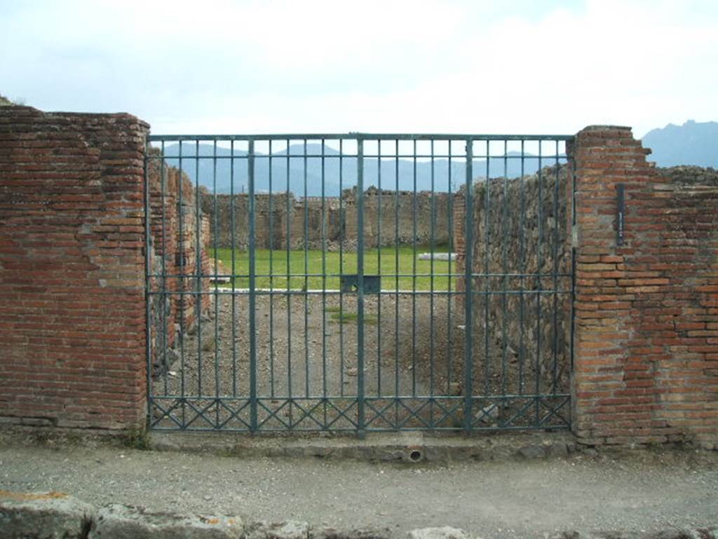 IX.4.18 Pompeii. December 2005. Terme Centrali or Central Baths. Main entrance “a” from Via di Nola. According to La Rocca, De Vos and De Vos this was the main entrance to the baths. Viola suggests this in his excavation report because on the left side were two small rooms. It seemed to him these could have been, a ticket office “b”: and a room “c” where valuables could be left with a capsarius (clothes minder). See Viola L, 1879. Gli Scavi di Pompei dal 1873 al 1878, p. 30-1. See La Rocca, De Vos and De Vos, 1976. Guida Archeologica di Pompei. Mondadori Editore, p. 307-9.