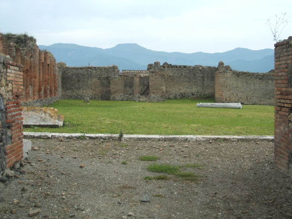 IX.4.18 Pompeii. December 2005. Looking south from entrance “a” into baths palaestra “d”.