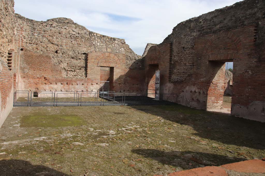 IX.4.18 Pompeii. October 2020. 
Room “q”, tepidarium, looking towards east wall with doorway to room “r”, and two doorways in south wall leading into room “s”, on right.  
Photo courtesy of Klaus Heese.

