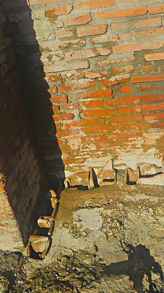 IX.4.18 Pompeii. December 2019. 
Caldarium “s”, flue tiles in flooring. Photo courtesy of Giuseppe Ciaramella.
