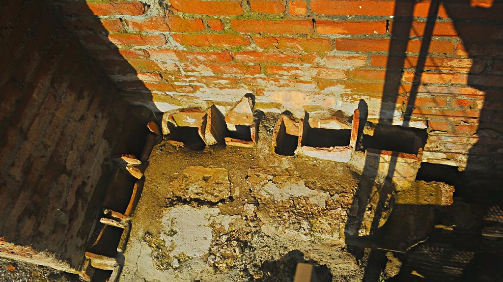 IX.4.18 Pompeii. December 2019. 
Caldarium “s”, flue tiles in flooring. Photo courtesy of Giuseppe Ciaramella.
