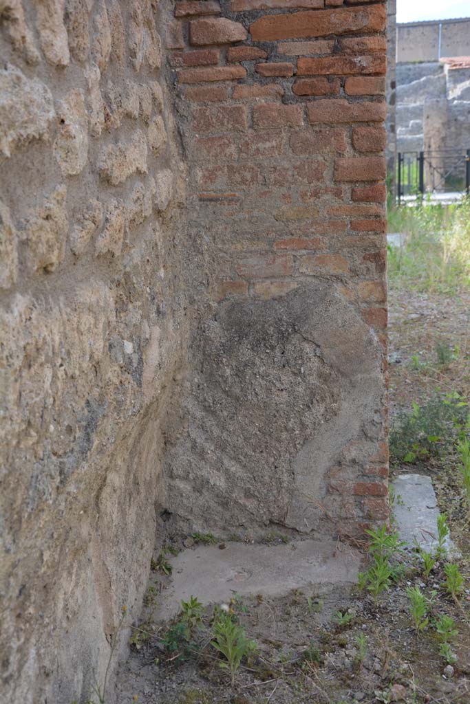IX.5.2 Pompeii. May 2017. 
Room �L�, looking north towards pilaster on west side, separating from room �k�.
Foto Christian Beck, ERC Grant 681269 D�COR.


