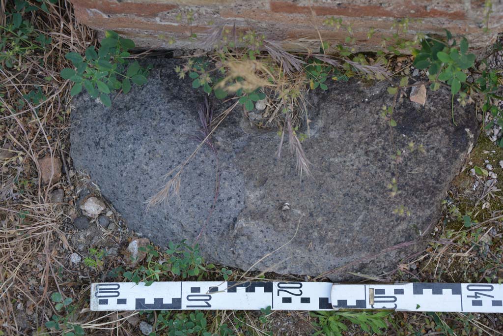 IX.5.2 Pompeii. May 2017. Room �L�, detail of doorway threshold at south end of west wall, with peristyle �p�, on left.
Foto Christian Beck, ERC Grant 681269 D�COR.

