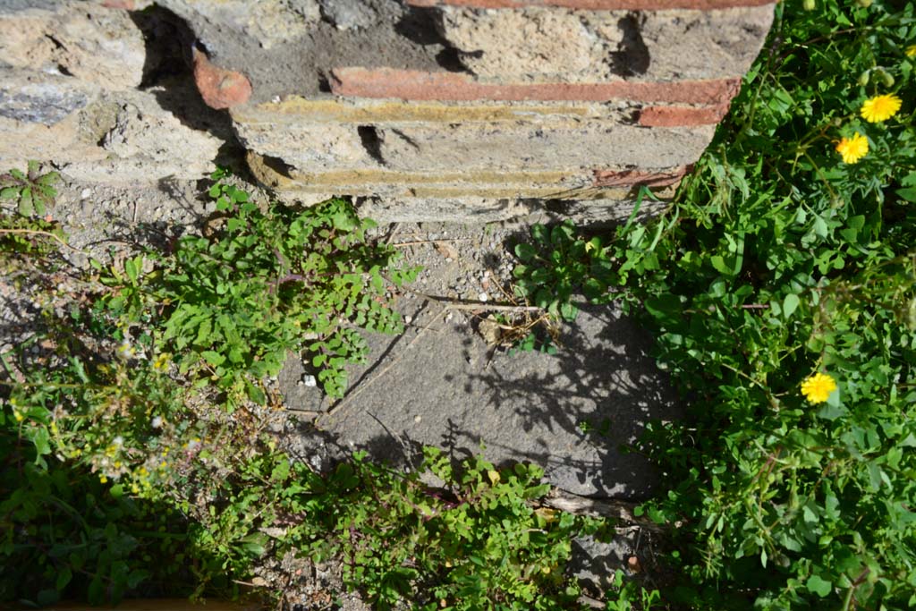 IX.5.2 Pompeii. March 2017. Room �L�, doorway threshold near east wall at south end of tablinum.
Foto Christian Beck, ERC Grant 681269 D�COR.
