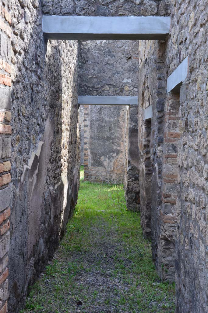 IX.5.2 Pompeii. March 2017. 
Corridor �m�, looking south with doorways to rooms �n� and �o�, on right.
Foto Christian Beck, ERC Grant 681269 D�COR.

