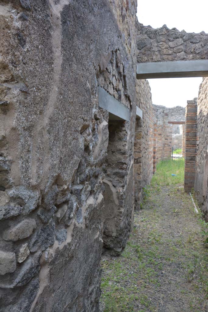 IX.5.2 Pompeii. May 2017. Corridor �m�, looking north towards atrium �b�, with doorway to room �o�, on left.
Foto Christian Beck, ERC Grant 681269 D�COR.

