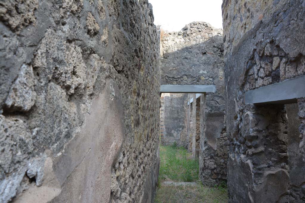 IX.5.2 Pompeii. May 2017. Corridor �m�, looking south towards peristyle �p�, from doorway to room �o�, on right.
Foto Christian Beck, ERC Grant 681269 D�COR.

