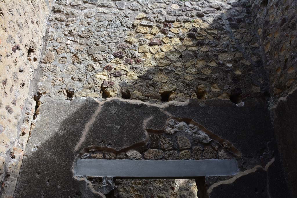 IX.5.2 Pompeii. March 2017. Room �o�, upper east wall above doorway.
Foto Christian Beck, ERC Grant 681269 D�COR.
