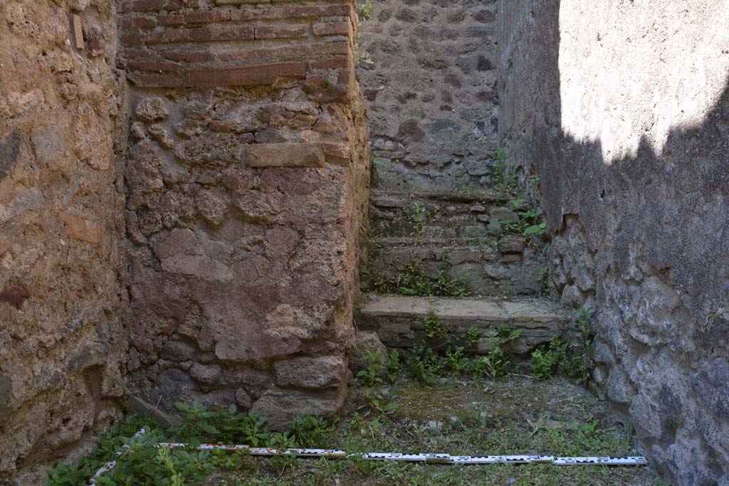 IX.5.2 Pompeii. May 2017. Room �z�, looking west towards steps to upper floor.
Foto Christian Beck, ERC Grant 681269 D�COR.
