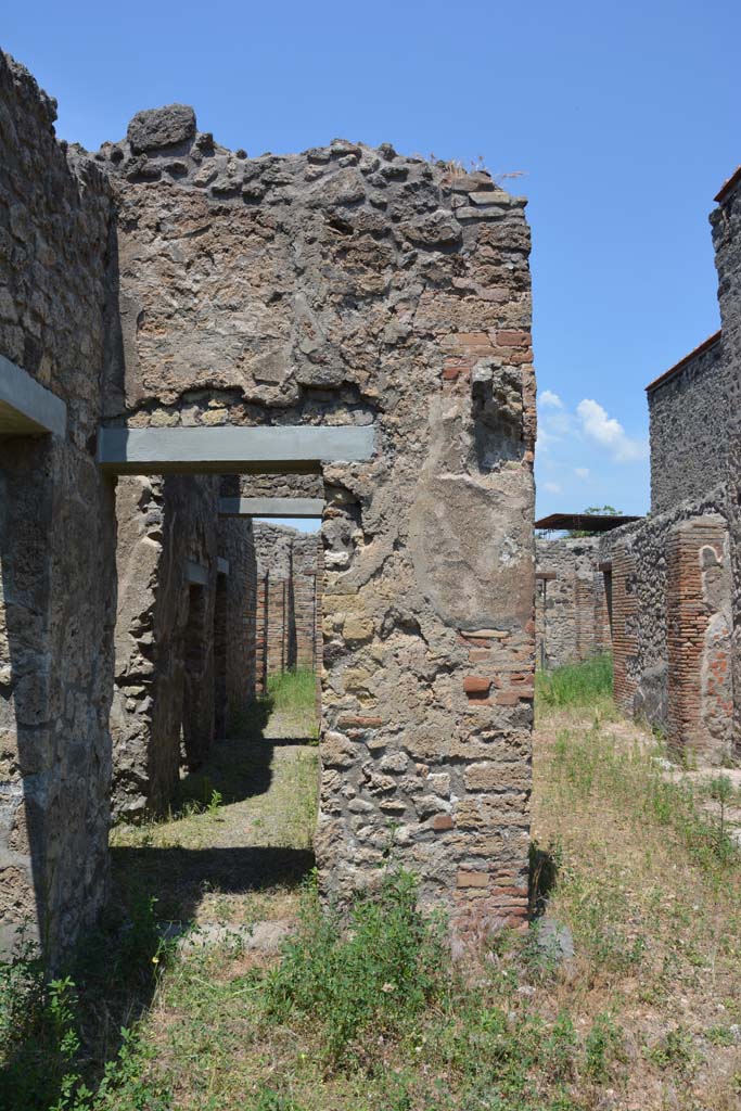 IX.5.2 Pompeii. May 2017. 
Peristyle �p�, looking north towards corridor �m�, on left, and room �L�, on right.
Foto Christian Beck, ERC Grant 681269 D�COR.
