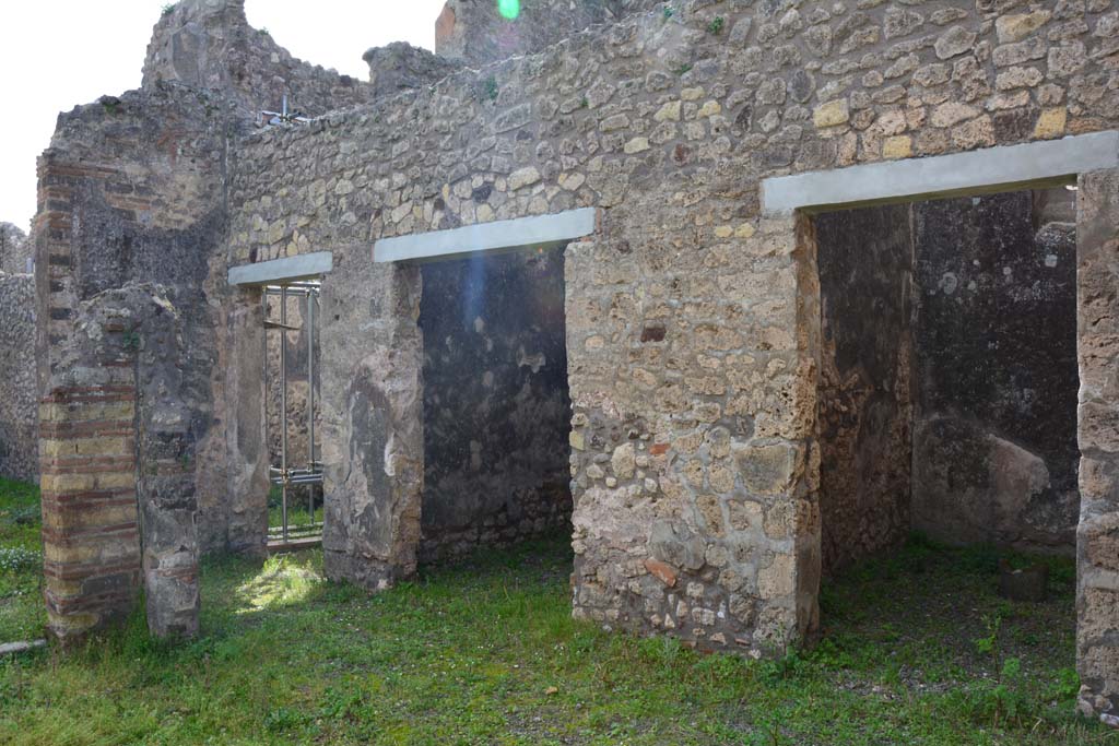 IX.5.2 Pompeii. March 2017. Peristyle �p�, west side, with doorways to rooms �w�, �r� (in centre), and �q�, on right.
Foto Christian Beck, ERC Grant 681269 D�COR.

