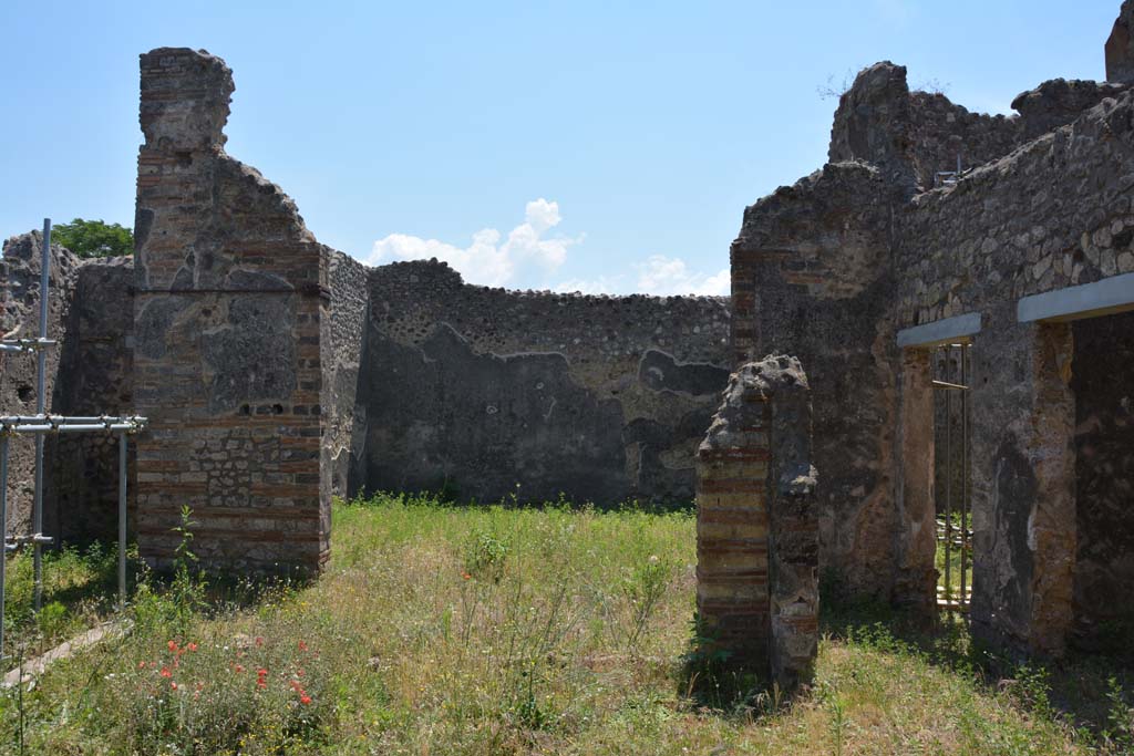 IX.5.2 Pompeii. May 2017. Peristyle �p�, looking south with room �v�, in centre, and west side of peristyle, on right.
Foto Christian Beck, ERC Grant 681269 D�COR.
