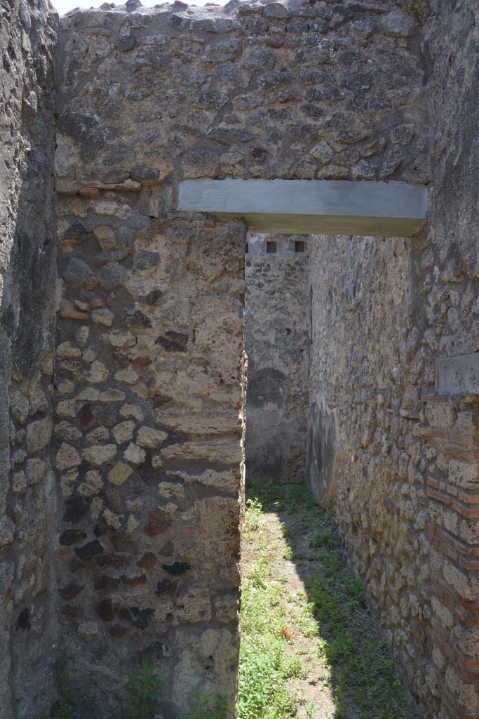IX.5.2 Pompeii. May 2017. 
Peristyle �p�, south-east corner with doorway leading to rooms �x� and �y�.
Foto Christian Beck, ERC Grant 681269 D�COR.

