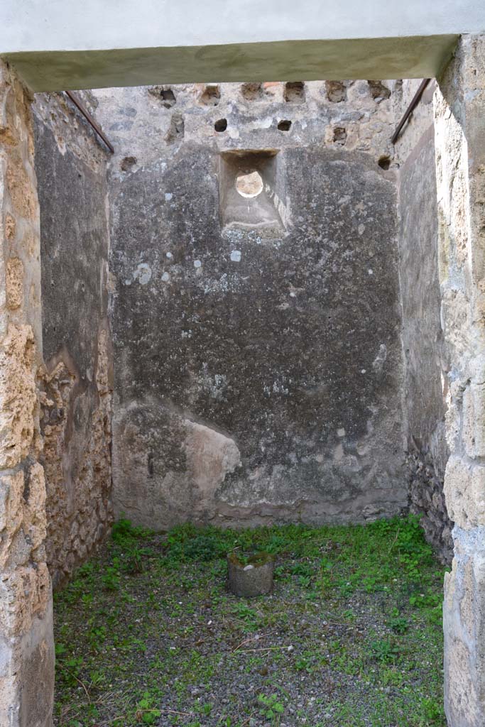 IX.5.2 Pompeii. March 2017. Room �q�, looking west through doorway.
Foto Christian Beck, ERC Grant 681269 D�COR.

