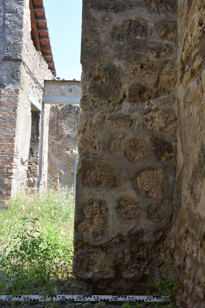IX.5.2 Pompeii. May 2017. Room �q�, east wall on south side of doorway in south-east corner.
Foto Christian Beck, ERC Grant 681269 D�COR.
