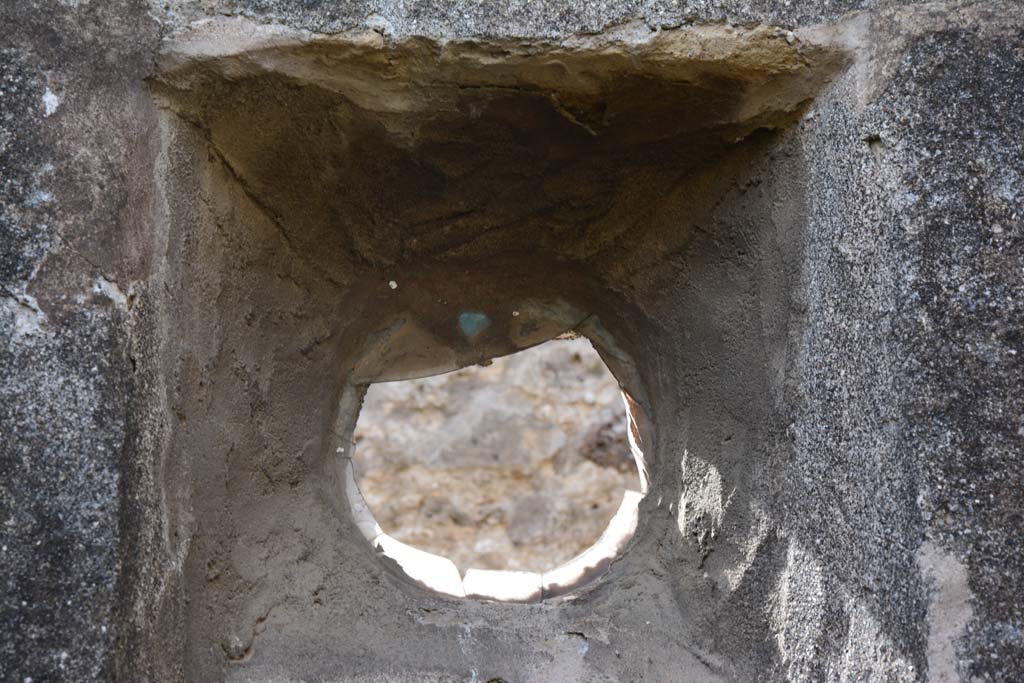 IX.5.2 Pompeii. March 2017. Room (q), detail of the circular window with fragments of the glass window pane.  
Foto Christian Beck, ERC Grant 681269 D�COR.
