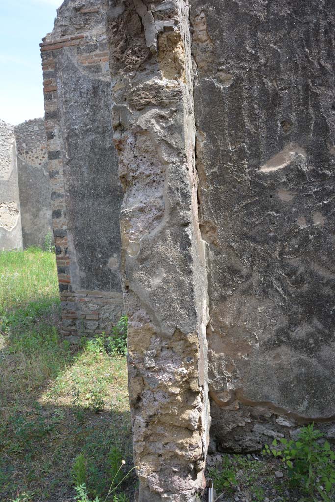IX.5.2 Pompeii. May 2017. Room �r�, looking south to doorway pilaster.
Foto Christian Beck, ERC Grant 681269 D�COR.


