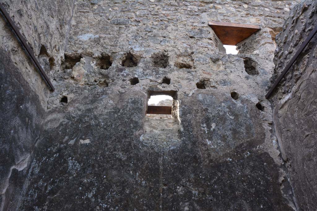 IX.5.2 Pompeii. March 2017. 
Room �r�, looking towards the upper west wall with window onto Vicolo di Tesmo, and support beam holes for an upper floor. 
Foto Christian Beck, ERC Grant 681269 D�COR.
