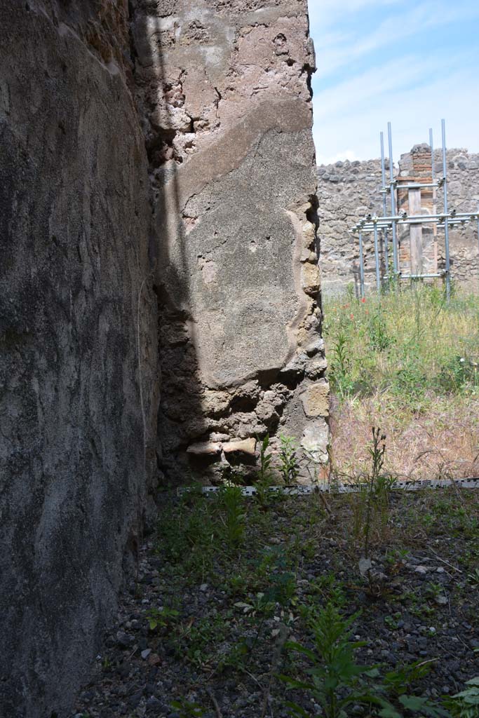 IX.5.2 Pompeii. May 2017. Room �r�, east wall in north-east corner.
Foto Christian Beck, ERC Grant 681269 D�COR.

