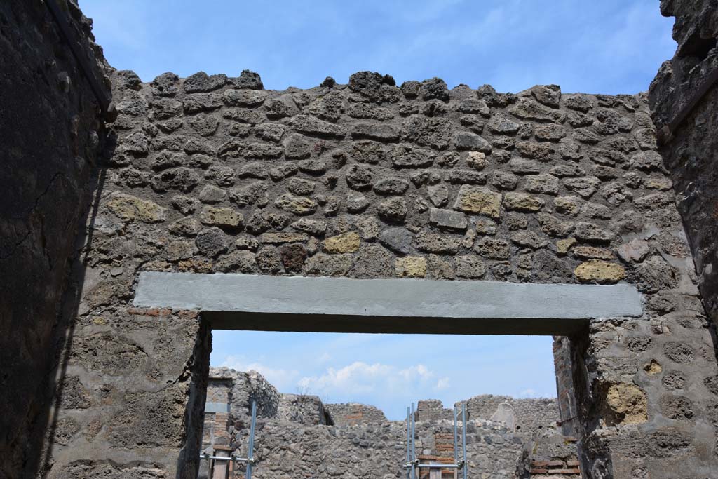 IX.5.2 Pompeii. May 2017. Room �r�, upper east wall above doorway to peristyle �p�. 
Foto Christian Beck, ERC Grant 681269 D�COR.

