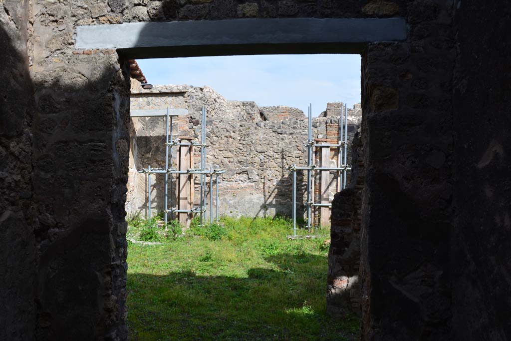 IX.5.2 Pompeii. March 2017. Room �r�, east wall looking onto peristyle �p�.
Foto Christian Beck, ERC Grant 681269 D�COR.


