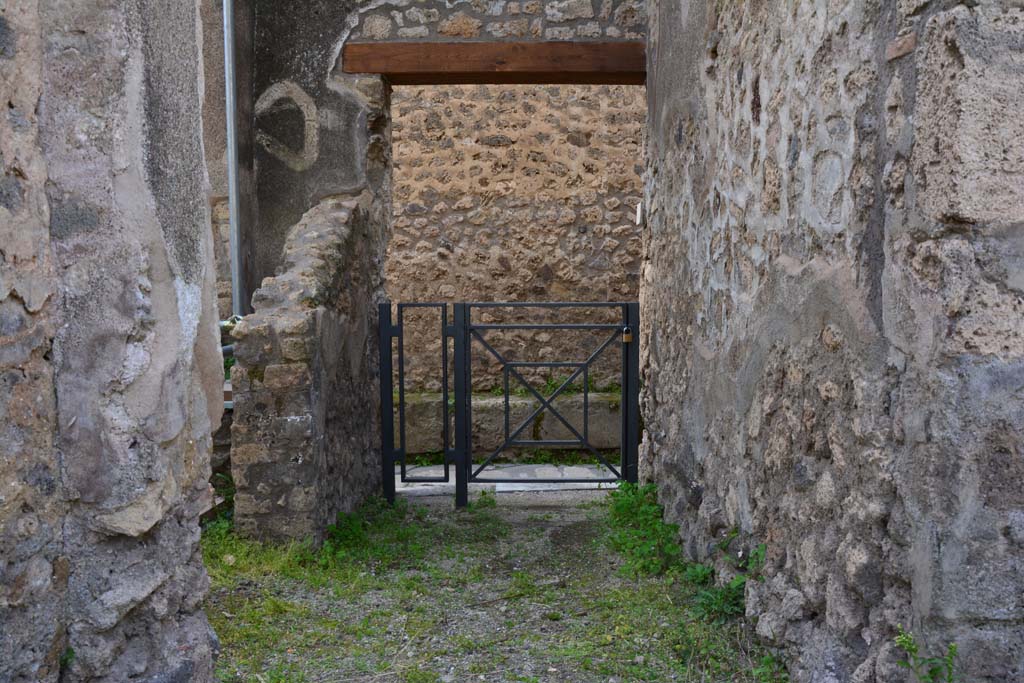 IX.5.2 Pompeii. March 2017. Corridor �w�, leading west to rear entrance at IX.5.22 on Vicolo di Tesmo. 
On the south side of corridor �w� is the kitchen area with rooms �s� and �t�, (on left).
Foto Christian Beck, ERC Grant 681269 D�COR.

