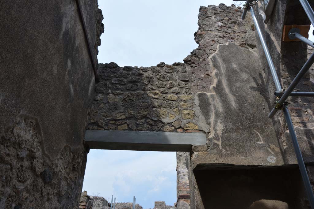 IX.5.2 Pompeii. May 2017. Room �w�, upper east wall. 
Foto Christian Beck, ERC Grant 681269 D�COR.
