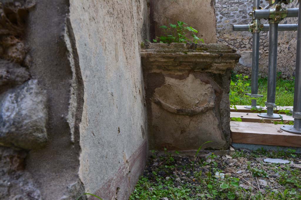 IX.5.2 Pompeii. March 2017. Corridor �w�, looking south towards household shrine with altar in kitchen area.
Foto Christian Beck, ERC Grant 681269 D�COR.

