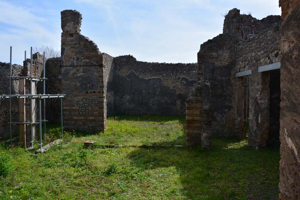 IX.5.2 Pompeii. March 2017. Peristyle �p�, looking towards south side and room �v�, in centre.
Foto Christian Beck, ERC Grant 681269 D�COR.

