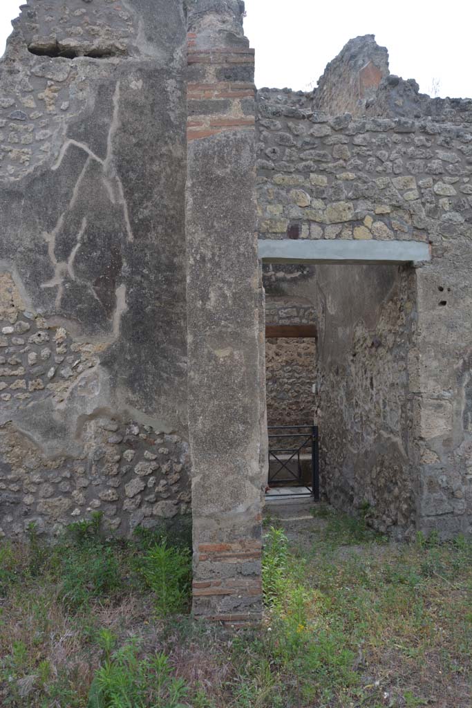 IX.5.2 Pompeii. May 2017. Room �v�, looking west towards doorway pilaster at north end.
Peristyle �p� is on the right, with the doorway to corridor �w�. 
Foto Christian Beck, ERC Grant 681269 D�COR.
