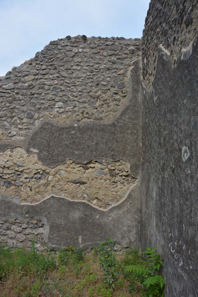 IX.5.2 Pompeii. May 2017. Room �v�, east wall in south-east corner.
Foto Christian Beck, ERC Grant 681269 D�COR.

