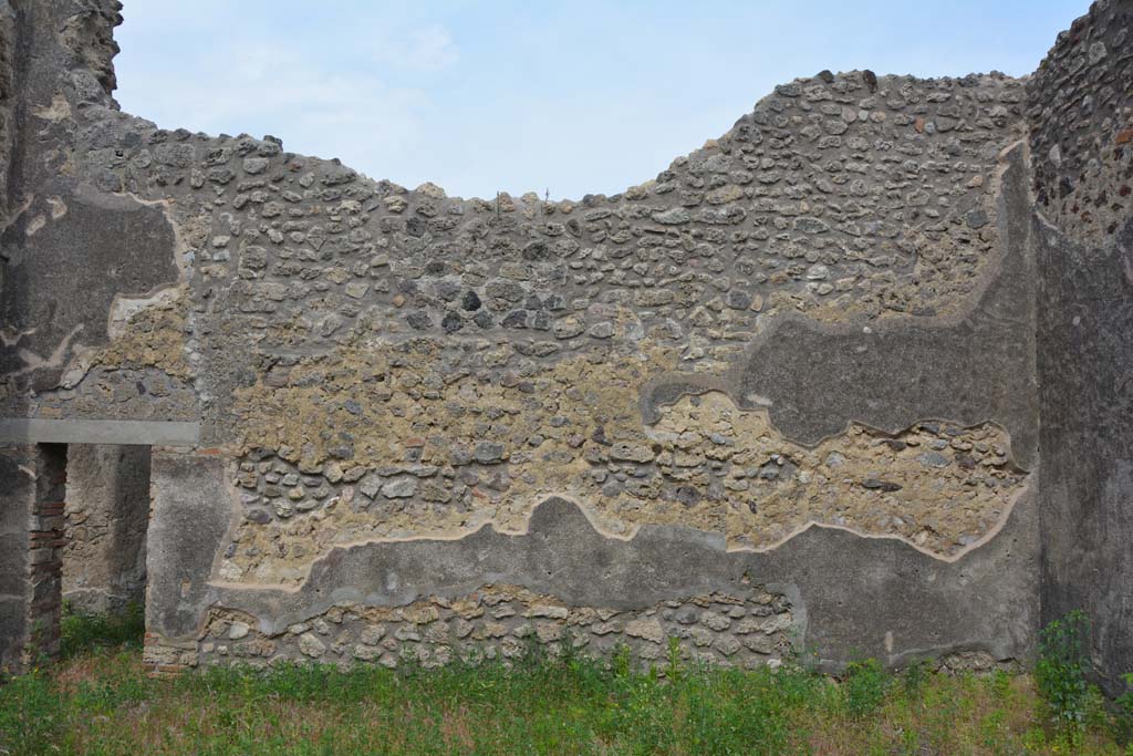 IX.5.2 Pompeii. May 2017. Room �v�, looking towards east wall, with doorway at north end into small corridor.
Foto Christian Beck, ERC Grant 681269 D�COR.

