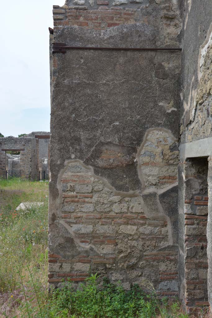 IX.5.2 Pompeii. May 2017. Room �v�, detail of north wall in north-east corner.
Foto Christian Beck, ERC Grant 681269 D�COR.

