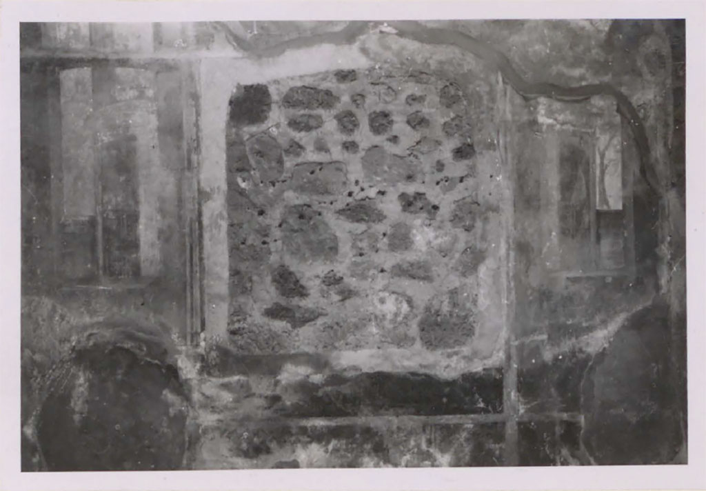 IX.5.2 Pompeii. Pre-1942. Room 20, site of painting on north wall.
According to Warscher � the recess remained after the painting was removed and transferred to the Museum.
See Warscher, T. 1942. Catalogo illustrato degli affreschi del Museo Nazionale di Napoli. Sala LXXX. Vol.2. Rome, Swedish Institute.
